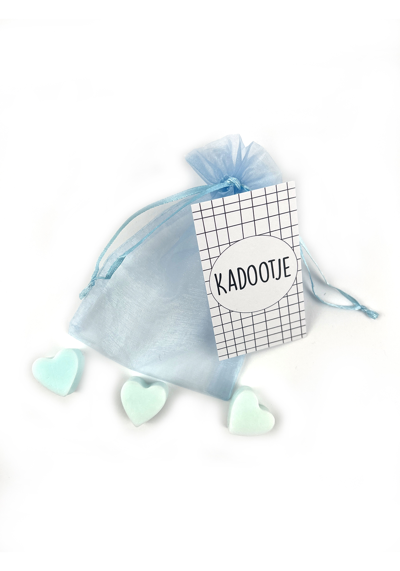 Gelukszakje met 3 blauwe hartjes zeepjes in organza zakje en minikaartje