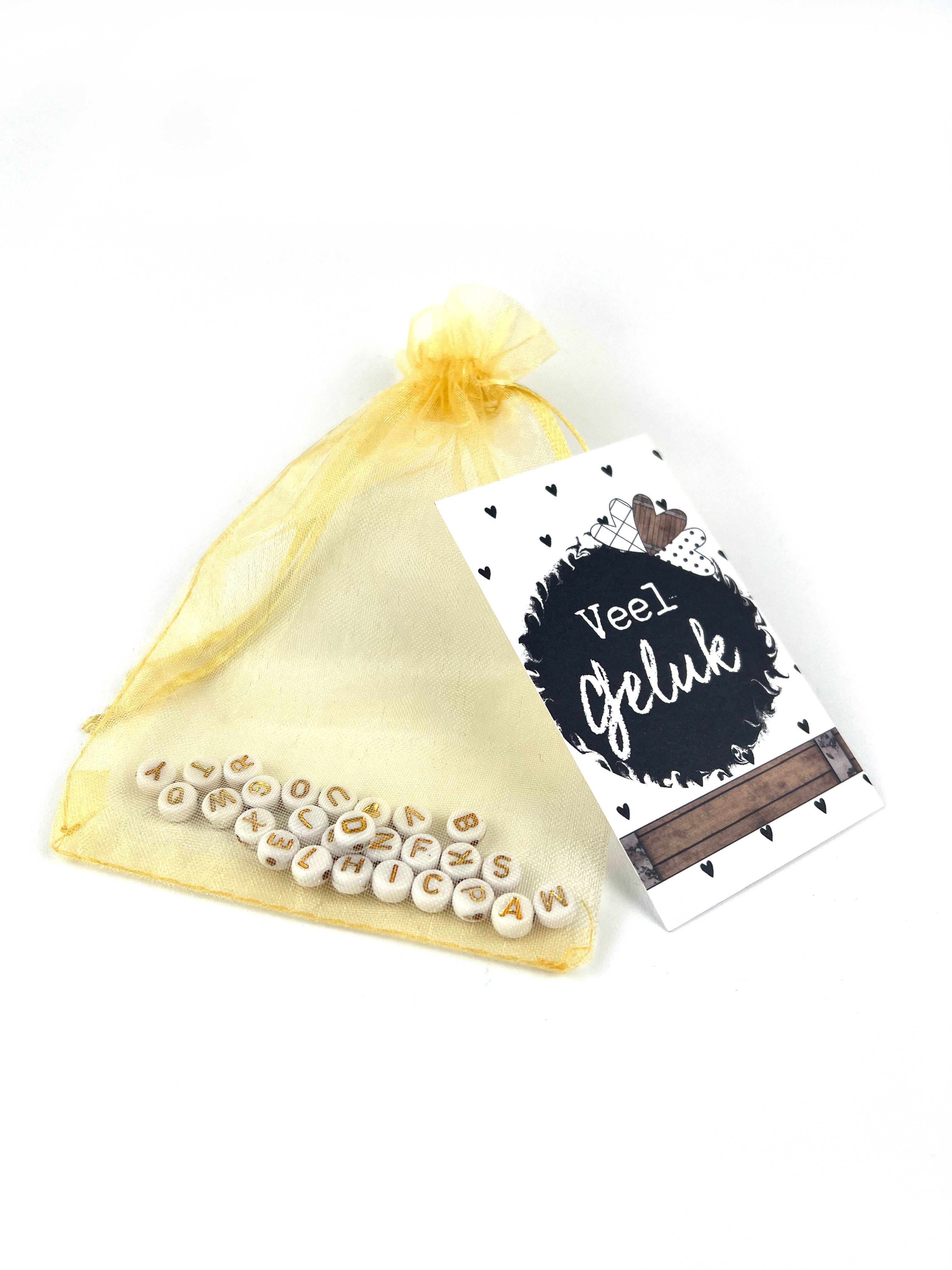 Lettergeluk organza zakje gevuld met letterkralen